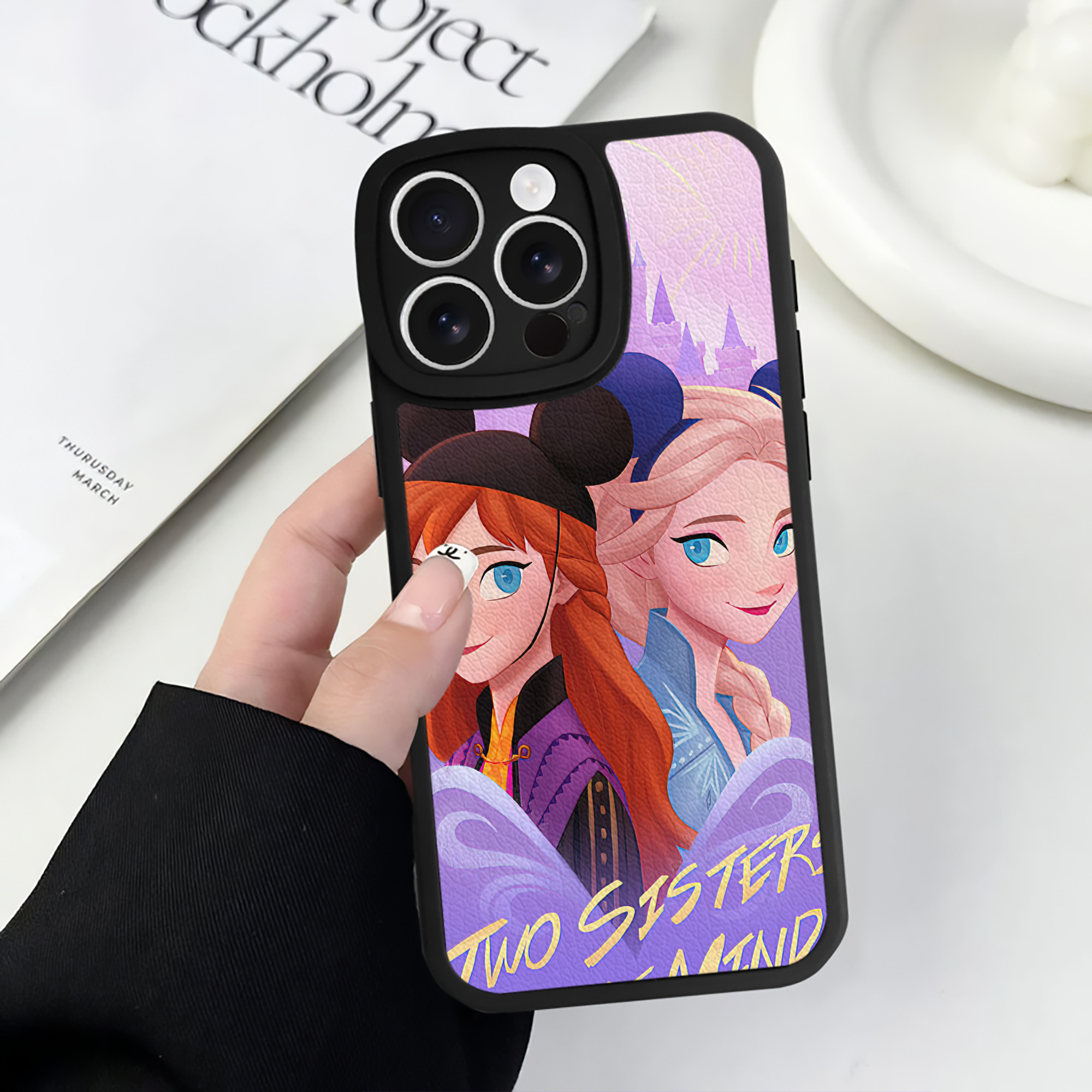 （画像用） アナと雪の女王 アンナ エルサ Frozen Anna Elsa 【iPhone 16シリーズ対応】シリコンスマホケース（レザー調） 材質：シリコン